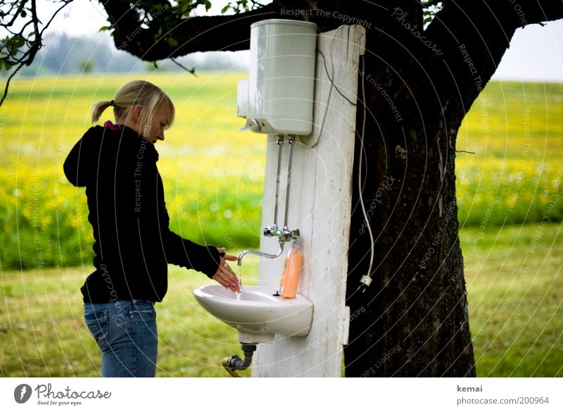 Hände waschen (Landliebe) Waschbecken Mensch feminin Junge Frau Jugendliche Erwachsene Hand 1 18-30 Jahre Umwelt Natur Landschaft Pflanze Baum Gras Wiese