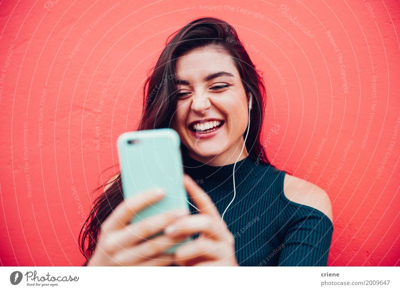 Junge glückliche Frau, die Videoanruf mit intelligentem Telefon tut Lifestyle Freude Musik sprechen Handy Technik & Technologie Unterhaltungselektronik