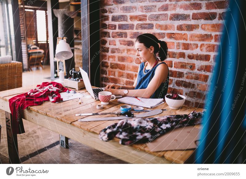 Junge busineswoman, die an Laptop am Schreibtisch im Büro arbeitet Kaffee Lifestyle Handarbeit Arbeit & Erwerbstätigkeit Beruf Arbeitsplatz Fabrik Post Business