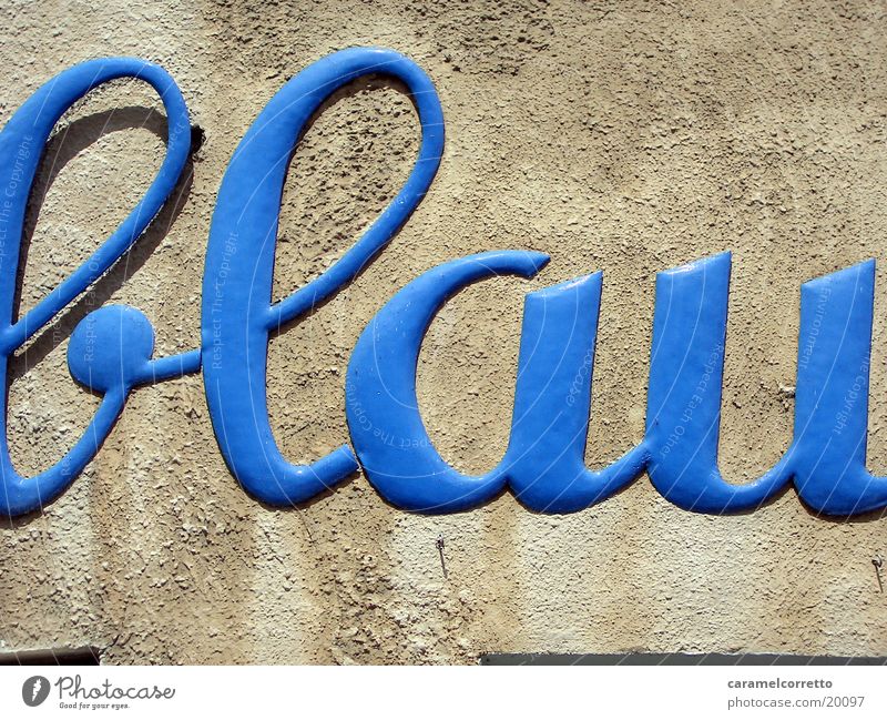 die Farbe blau Buchstaben Wand Typographie Wort Dinge Schriftzeichen Schreibschrift