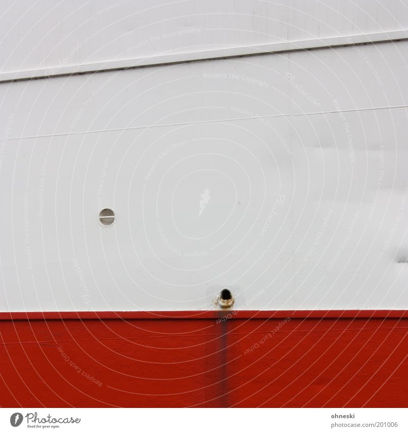 Schiff Ahoi Schifffahrt Kreuzfahrt Passagierschiff Kreuzfahrtschiff Niete Metall rot weiß Linie Abfluss Wasser dreckig Farbfoto Außenaufnahme abstrakt Muster