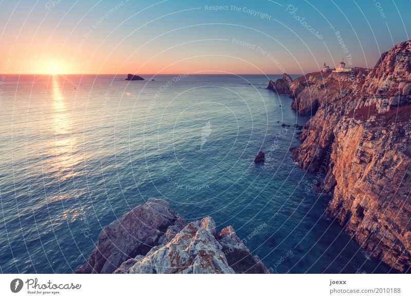 Camaret-sur-Mer Landschaft Sonne Sonnenaufgang Sonnenuntergang Sonnenlicht Schönes Wetter Felsen Wellen Küste Meer Frankreich Leuchtturm ruhig Fernweh Freiheit