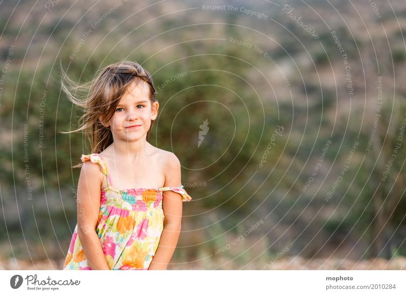 Schüchtern... Gesicht Kind Mensch feminin Mädchen Kindheit 1 3-8 Jahre Natur Landschaft Kleid Lächeln stehen träumen blond Freundlichkeit niedlich Stimmung