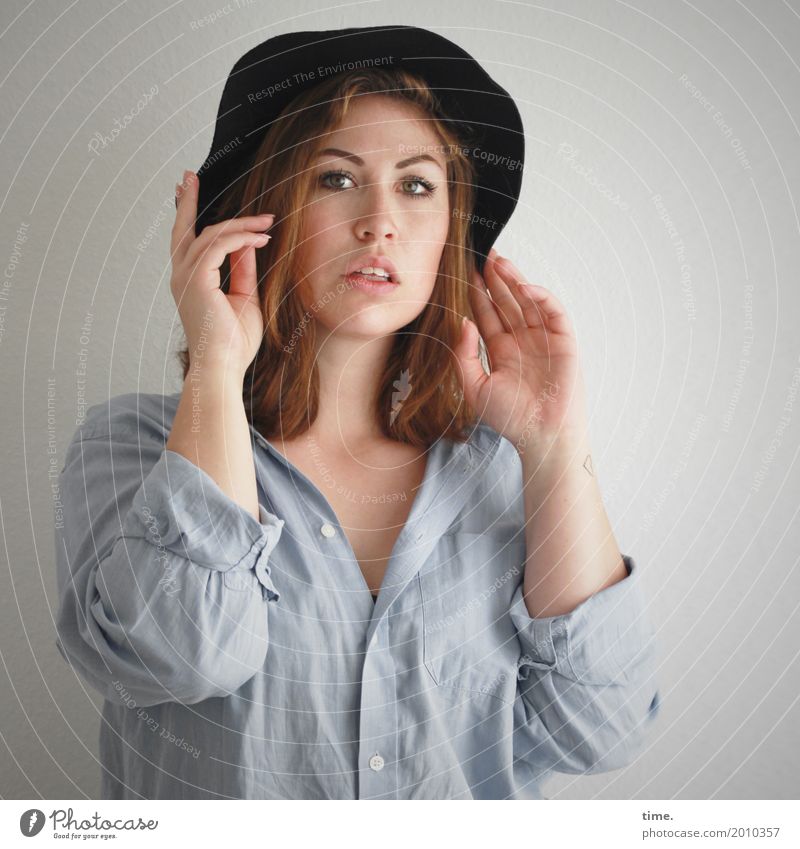 Anne feminin Frau Erwachsene 1 Mensch Hemd Hut brünett langhaarig beobachten festhalten Blick warten schön wild selbstbewußt Coolness Wachsamkeit Leben Neugier