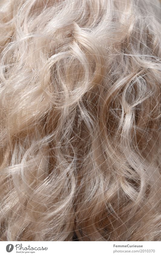 Haarstruktur (01) Haare & Frisuren blond grauhaarig weißhaarig langhaarig Locken trendy lockig Farbe natürlich weich Haare schneiden Haarstrukturen