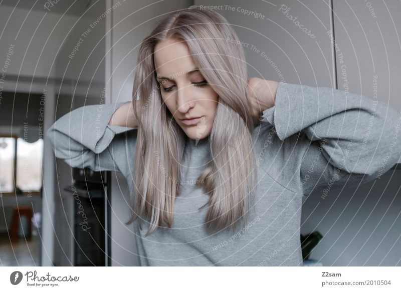 Haarpracht elegant Häusliches Leben Wohnung feminin Junge Frau Jugendliche 18-30 Jahre Erwachsene Mode Pullover Piercing blond langhaarig berühren Erholung