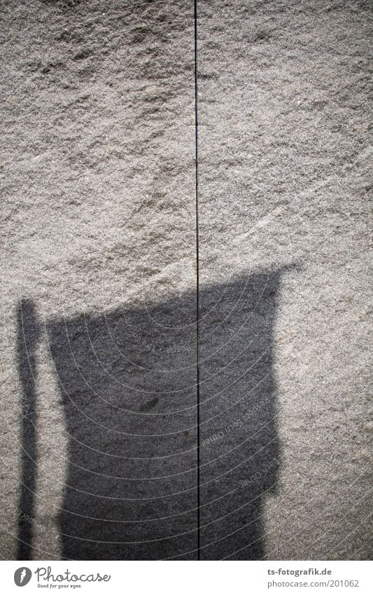 Granit I Bremen Mauer Wand Sehenswürdigkeit Wahrzeichen Skulptur Stein Linie Fahne Marmor Monolith Schatten dunkel kalt trocken grau Fahnenmast Kunst Trauer