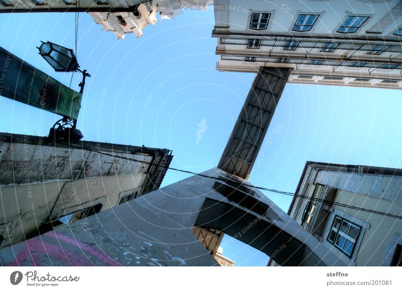 Zwergenperspektive Wolkenloser Himmel Schönes Wetter Lissabon Portugal Hauptstadt Altstadt Haus Sehenswürdigkeit Wahrzeichen Elevador de Santa Justa