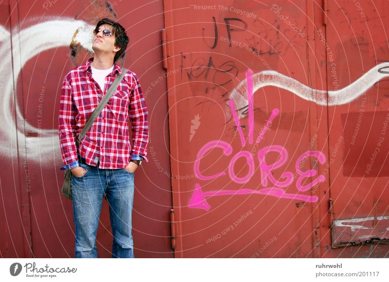 core maskulin Junger Mann Jugendliche 1 Mensch 18-30 Jahre Erwachsene Kunst Zeche Zollverein Hemd Brille Sonnenbrille Graffiti warten mehrfarbig rosa rot weiß