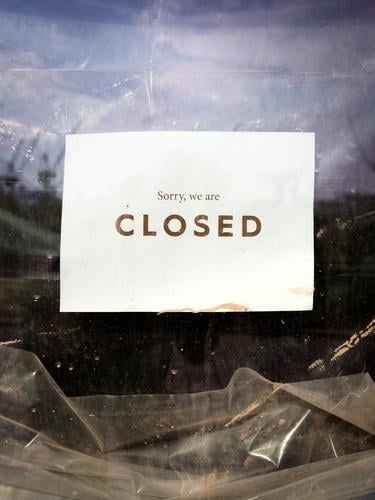 Sorry we are closed, Schild an Ladentür in englischer Sprache Kindergarten Baustelle Handel Dienstleistungsgewerbe Medienbranche Gastronomie Unternehmen