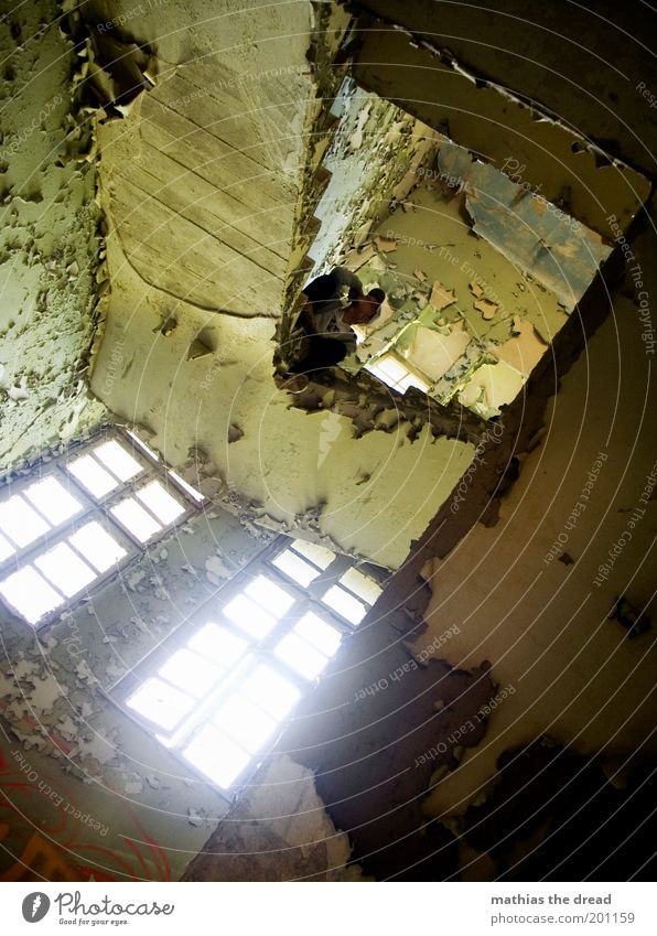 1208 Mensch maskulin Menschenleer Fabrik Ruine Bauwerk Gebäude Architektur Mauer Wand Fenster Denken hocken sitzen warten dunkel einzigartig kaputt