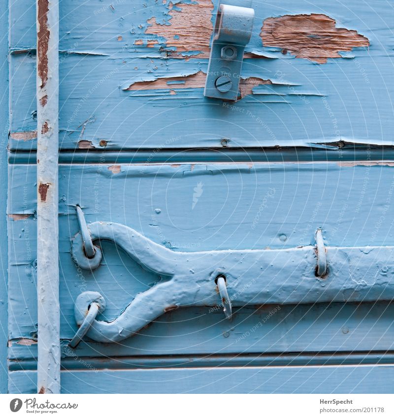 Provenzalisch blau Fensterladen Beschläge Holz Metall Rost alt Verfall Vergänglichkeit hell-blau abblättern Lack Farbstoff Farbfoto Außenaufnahme Nahaufnahme
