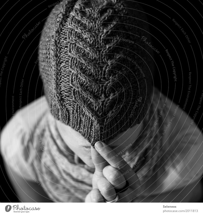 Anonymität Freizeit & Hobby Handarbeit stricken Mensch Kopf 1 Bekleidung Mütze Wärme weich verstecken Versteck anonym Strickmuster Wolle Wollmütze