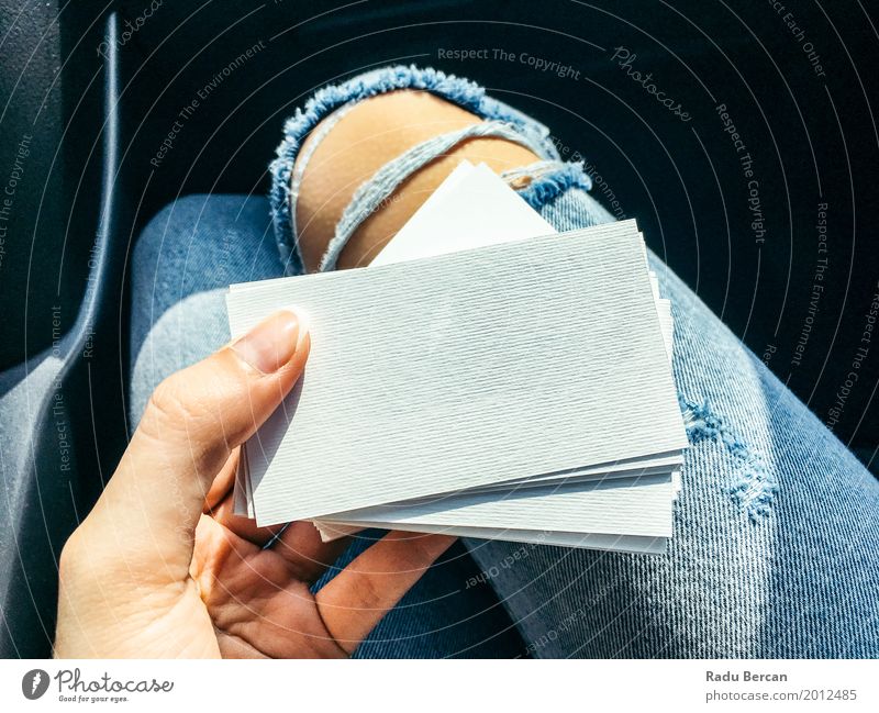 Junge Frau, die weiße leere Visitenkarten hält elegant Stil Design Büro Business Mensch feminin Mädchen Jugendliche Erwachsene Hand 1 18-30 Jahre Mode