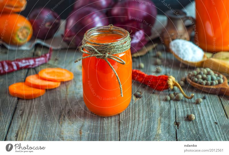 Saft von Karotten, Zwiebeln und Gewürzen in einem Glas Gemüse Frucht Kräuter & Gewürze Vegetarische Ernährung Getränk Erfrischungsgetränk Löffel Tisch Diät alt
