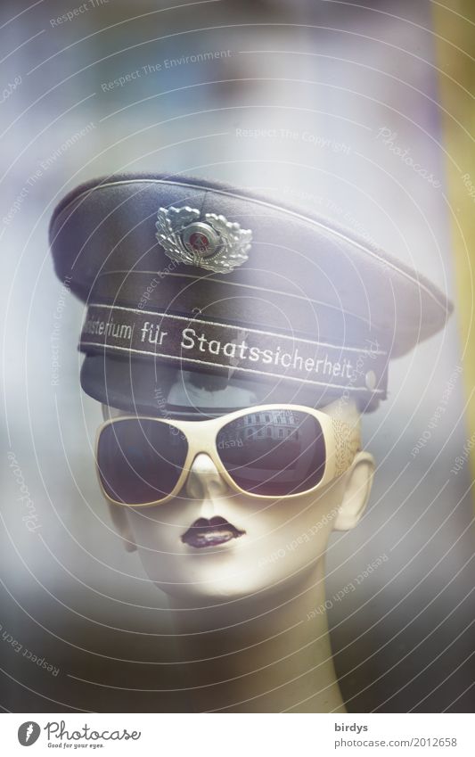 Kopf eieer weiblichen Schaufensterpuppe mit Sonnenbrille und DDR - Stasimütze Frau Ministerium für Staatssicherheit feminin Junge Frau Jugendliche 1 18-30 Jahre