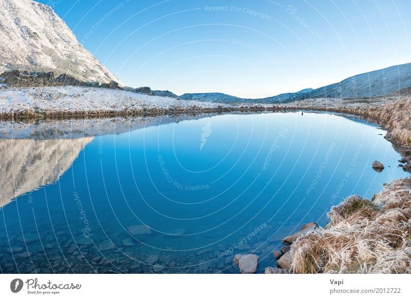 Schöner blauer See in den Bergen, Morgensonnenaufgangzeit Ferien & Urlaub & Reisen Tourismus Sommer Winter Schnee Berge u. Gebirge Natur Landschaft Wasser