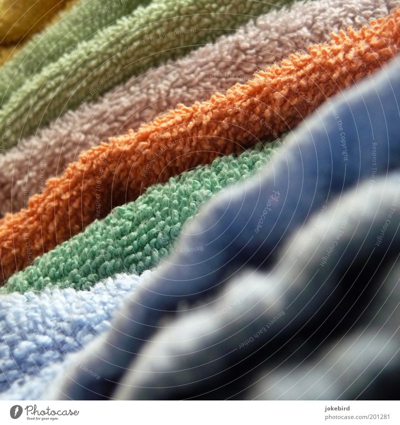 Frotteeturm Handtuch blau mehrfarbig gelb grün orange trocken Farbenspiel Frottée Textilien Stapel trocknen diagonal weich Wäsche Sauberkeit