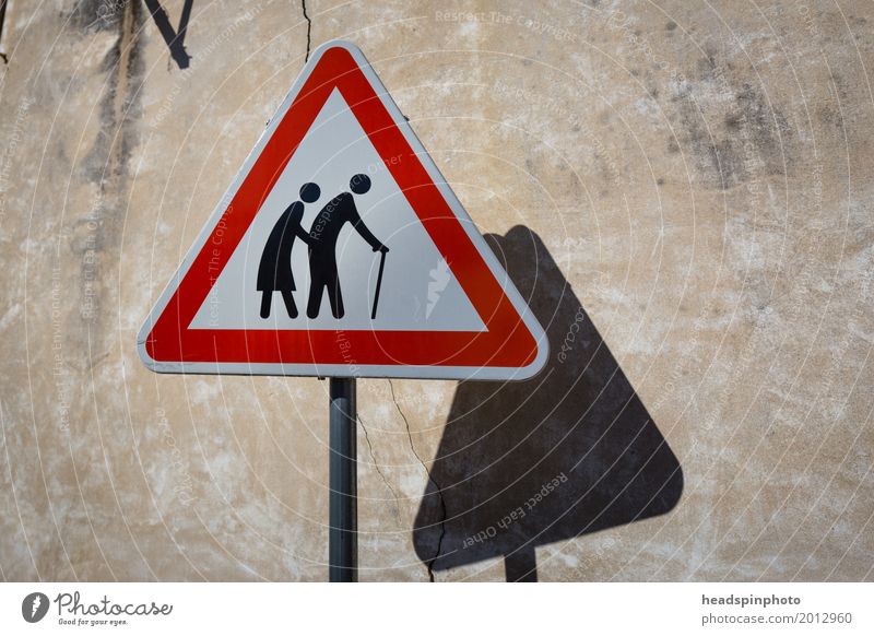 Warnschild: Achtung! Alte Leute überqueren die Strasse Frau Erwachsene Mann Weiblicher Senior Männlicher Senior Eltern Großeltern Großvater Großmutter Paar