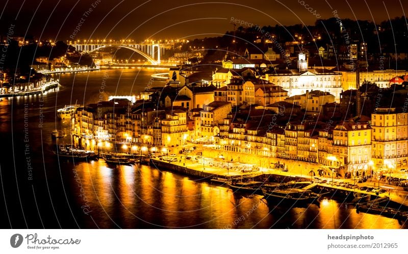 Stadtansicht von Porto in der Nacht kaufen Ferien & Urlaub & Reisen Tourismus Sightseeing Sommer Sommerurlaub Portugal Hafenstadt Stadtzentrum Altstadt Skyline