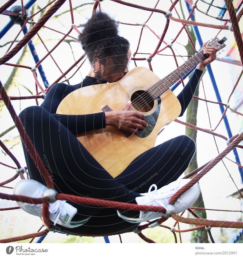 Musik | Ghetto Network Kletteranlage feminin Frau Erwachsene 1 Mensch Musiker Gitarre T-Shirt Hose Turnschuh Haare & Frisuren schwarzhaarig langhaarig Locken