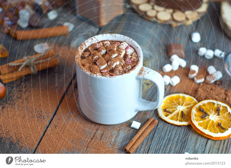 Trinken Sie heiße Schokolade mit Marshmallows in einer weißen Tasse Frucht Dessert Kräuter & Gewürze Getränk Heißgetränk Kakao Tisch Holz alt Essen trinken