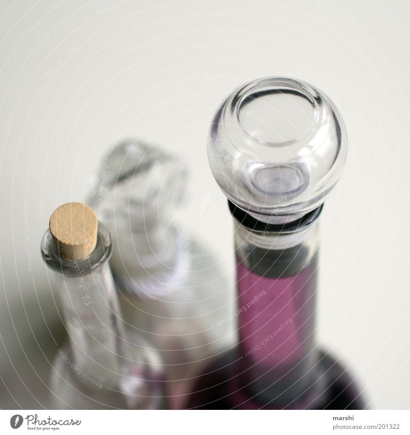 solche Flaschen. Glas violett weiß Flaschenhals Parfum Dekoration & Verzierung Flüssigkeit Verschlussdeckel Unschärfe Behälter u. Gefäße Farbfoto Innenaufnahme