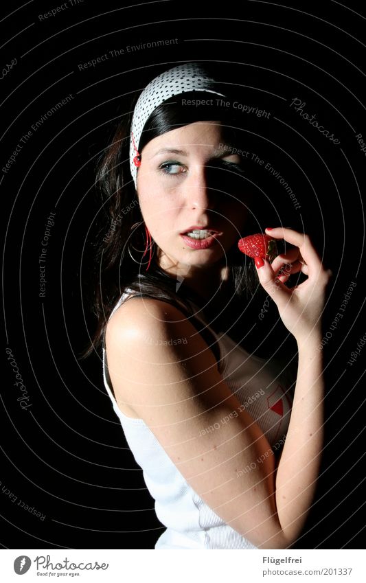la fraise feminin Junge Frau Jugendliche 1 Mensch 18-30 Jahre Erwachsene Essen genießen Erdbeeren Marienkäfer Stirnband Nagellack festhalten Blick ansprechend