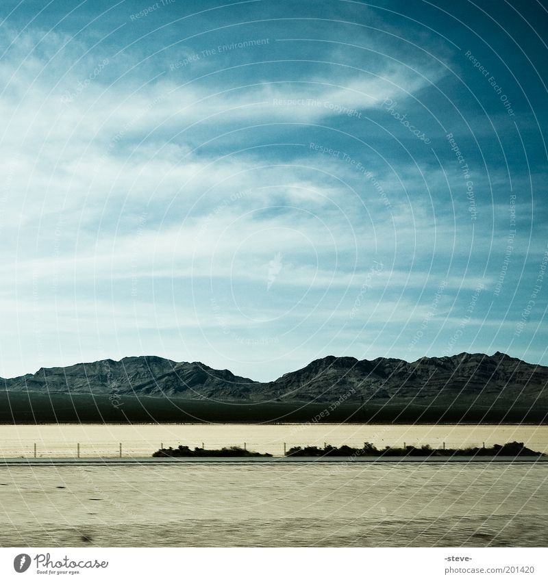 Desert Sky Landschaft Himmel Wolken Berge u. Gebirge Wüste blau braun Mojave Nevada Farbfoto Außenaufnahme Textfreiraum oben Tag Silhouette Sand Menschenleer