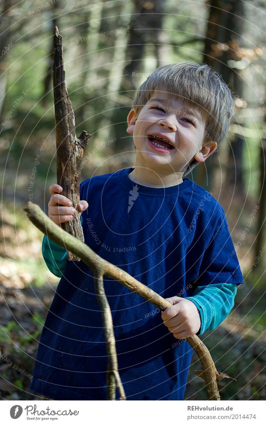 Waldspaß Ausflug Mensch maskulin Kind Kleinkind Junge 1 1-3 Jahre Umwelt Natur Landschaft Frühling Schönes Wetter Baum festhalten lachen stehen Glück lustig
