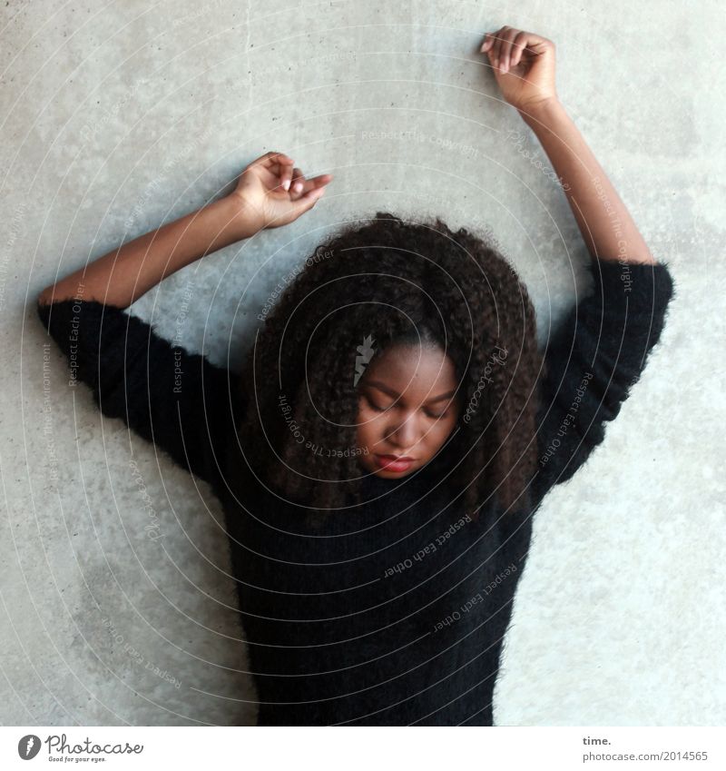 Arabella feminin Frau Erwachsene 1 Mensch Mauer Wand Pullover Haare & Frisuren brünett langhaarig Locken Afro-Look Bewegung Erholung Tanzen schön Wärme wild