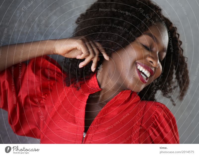 Arabella feminin Frau Erwachsene 1 Mensch Mauer Wand Kleid Haare & Frisuren schwarzhaarig langhaarig Afro-Look Erholung lachen Fröhlichkeit Glück schön Gefühle