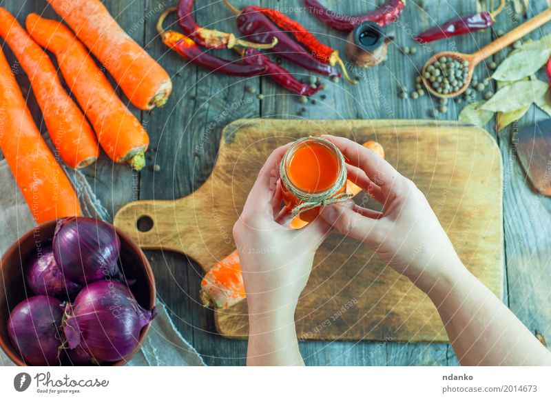 Frauenhände halten ein Glas Karottensaft Gemüse Kräuter & Gewürze Ernährung Essen trinken Erfrischungsgetränk Saft Flasche Löffel Tisch Erwachsene Hand 1 Mensch