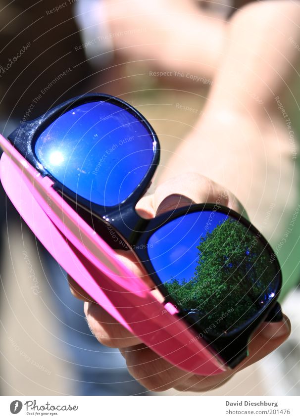 Best sun-glasses ever Sommer Schönes Wetter Wärme UV-Strahlung Sonnenbrille festhalten Kunststoff Wetterschutz Hand extravagant Farbfoto Außenaufnahme