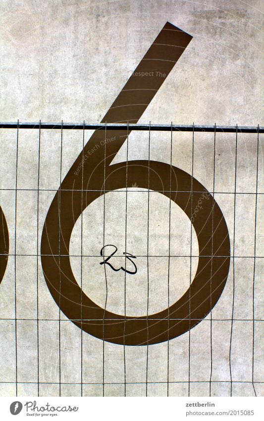 6 + 23 Ziffern & Zahlen Hausnummer Mauer Wand Beton Baustelle Bauzaun Zaun Metallzaun Metallbau Metallwaren geschlossen Grenze Schriftzeichen Typographie