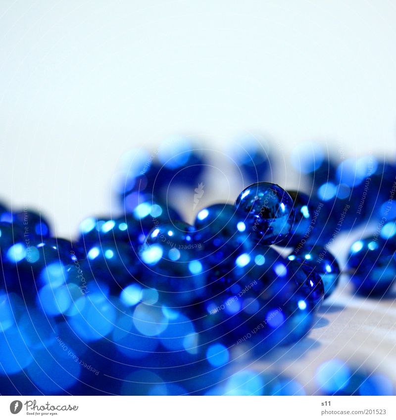 DekoKitsch elegant Basteln Dekoration & Verzierung Krimskrams Kunststoff Kugel glänzend schön klein lang rund blau Weihnachten & Advent Kette Perle Schmuck