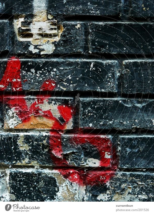 oh noes!!! Kunst Menschenleer alt ästhetisch gelb rot schwarz weiß Verfall Vergangenheit Vergänglichkeit Backstein Graffiti Schriftzeichen Buchstaben Farbfoto