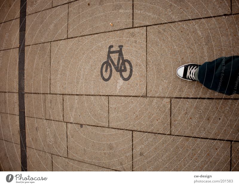 Chuck Norris braucht kein Fahrrad, das Fahrrad braucht.. Mensch maskulin Junger Mann Jugendliche Erwachsene Beine 1 18-30 Jahre Stadt Architektur gehen stehen