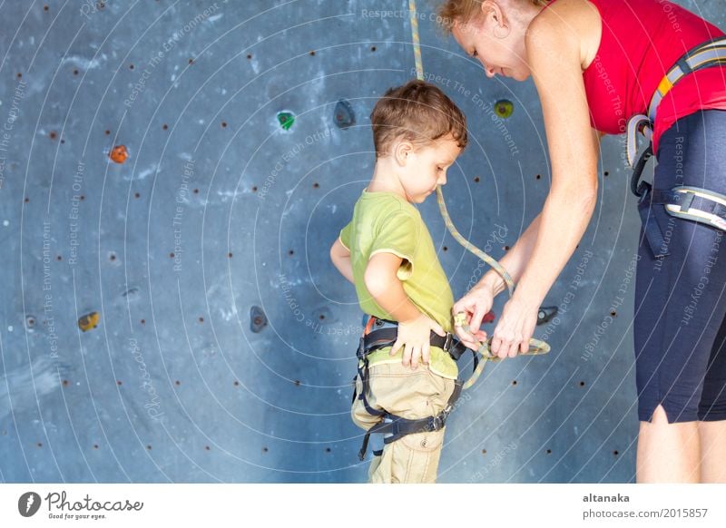 kleines Mädchen, das eine Felsenwand klettert Freude Freizeit & Hobby Spielen Ferien & Urlaub & Reisen Abenteuer Entertainment Sport Klettern Bergsteigen Kind
