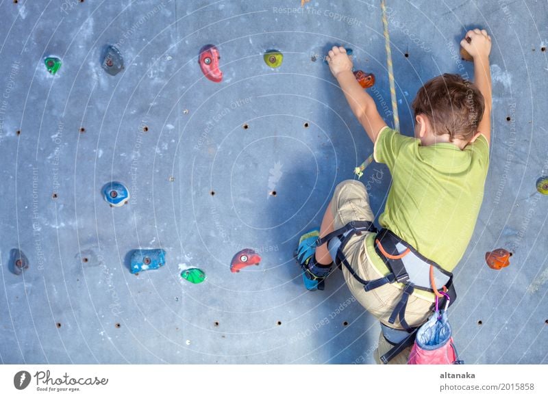 Kleiner Junge klettert an einer Felswand in der Halle Freude Freizeit & Hobby Spielen Ferien & Urlaub & Reisen Abenteuer Entertainment Sport Klettern