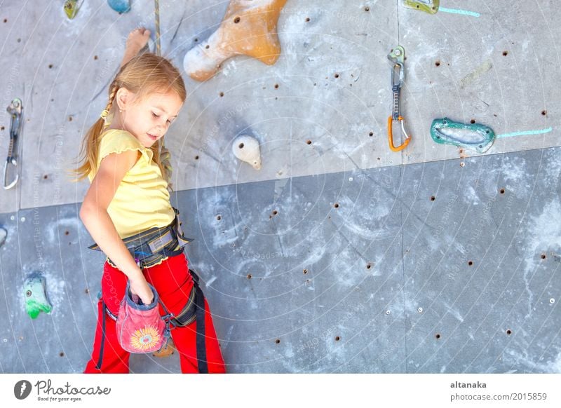 Kleines Mädchen klettert an einer Felswand im Innenbereich Freude Freizeit & Hobby Spielen Ferien & Urlaub & Reisen Abenteuer Entertainment Sport Klettern