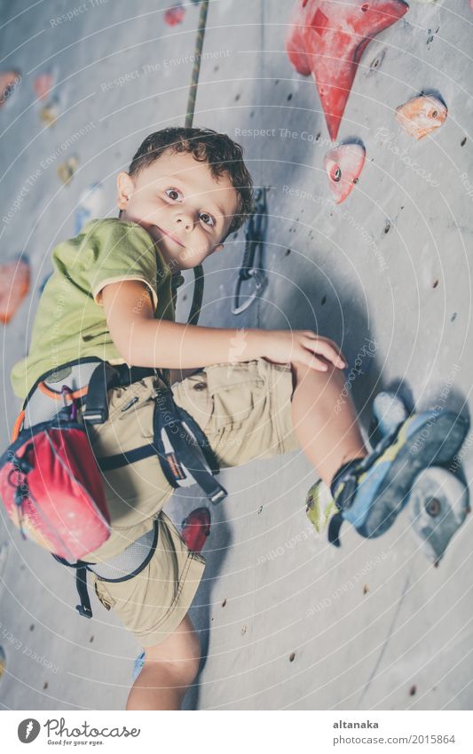 Kleiner Junge klettert an einer Felswand in der Halle Freude Freizeit & Hobby Spielen Ferien & Urlaub & Reisen Abenteuer Entertainment Sport Klettern