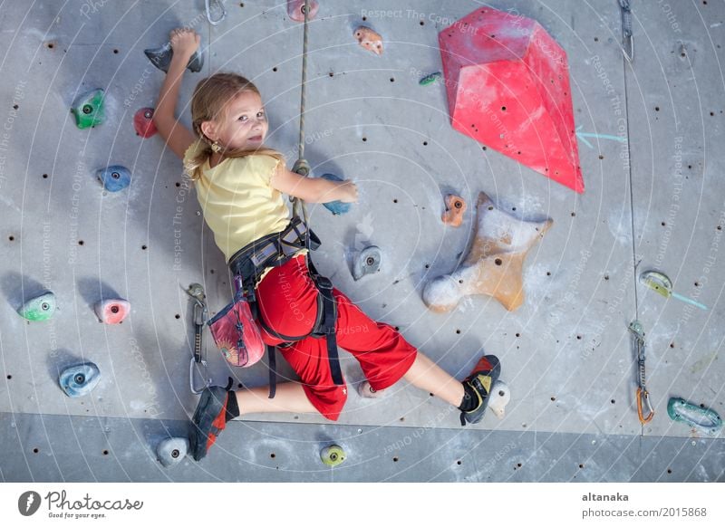 Kleines Mädchen klettert an einer Felswand im Innenbereich Freude Freizeit & Hobby Spielen Ferien & Urlaub & Reisen Abenteuer Entertainment Sport Klettern