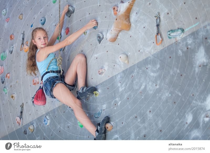 Teenager, der eine Steinwand klettert Freude Freizeit & Hobby Spielen Ferien & Urlaub & Reisen Abenteuer Entertainment Sport Klettern Bergsteigen Kind Seil