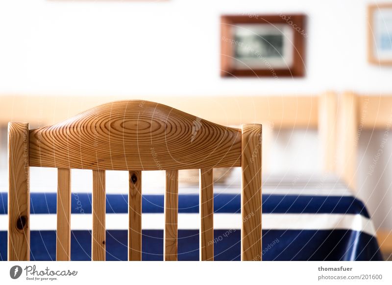leerer Stuhl Wohnung Möbel Tisch Esszimmer Bild warten Häusliches Leben einfach blau braun weiß ruhig Einsamkeit Farbfoto Innenaufnahme Menschenleer