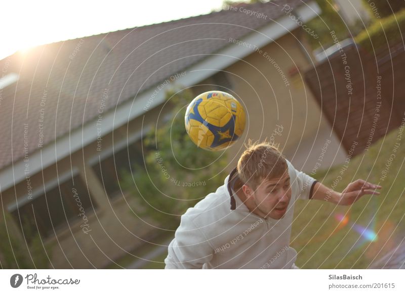 Football Time Sport Fußball Bewegung Spielen Kopfball Farbfoto Außenaufnahme Abend Reflexion & Spiegelung Sonnenlicht Sonnenstrahlen Gegenlicht