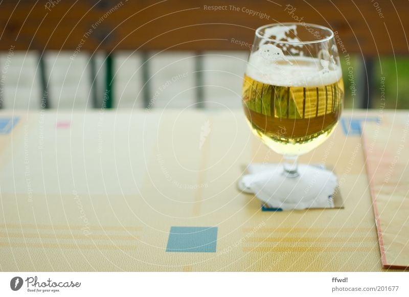 Bierchen Glas Alkohol Tisch Restaurant Sommer einfach lecker gelb gold Laster Reinheit Durst Alkoholsucht Freizeit & Hobby Biergarten Speisekarte Farbfoto