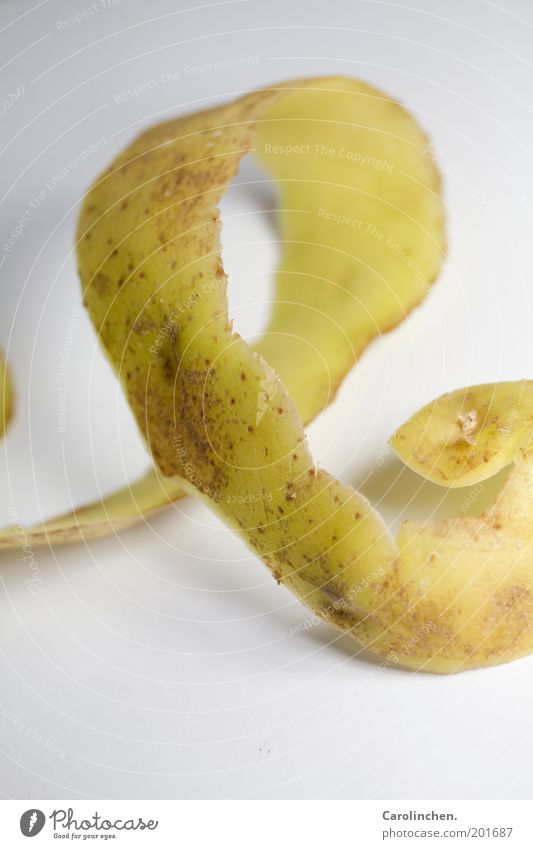 Verpackung. Lebensmittel Gemüse Ernährung Vegetarische Ernährung lang lecker Kartoffeln schlangenförmig dünn braun gelb weiß Studioaufnahme Detailaufnahme