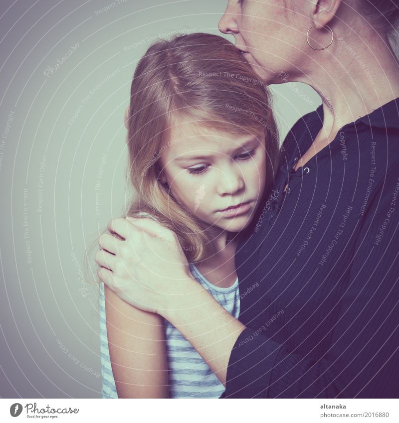 traurige Tochter, die ihre Mutter zu Hause umarmt. Konzept der Paarfamilie ist in Trauer. Lifestyle Gesicht Kind Mensch Mädchen Frau Erwachsene Eltern