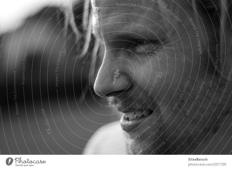 Auswechselspieler Mensch maskulin langhaarig Bart Schwarzweißfoto Außenaufnahme Abend Gegenlicht Starke Tiefenschärfe Halbprofil Wegsehen Gesicht Nase Mund